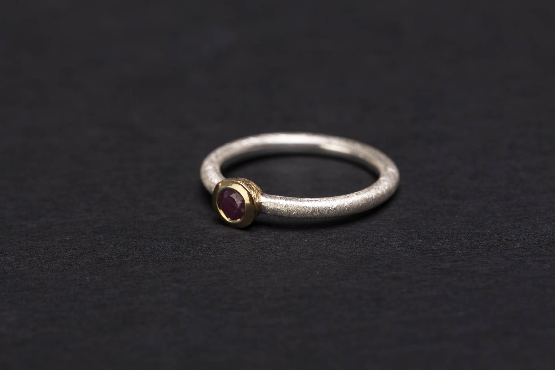 anello in argento scintille con rubino